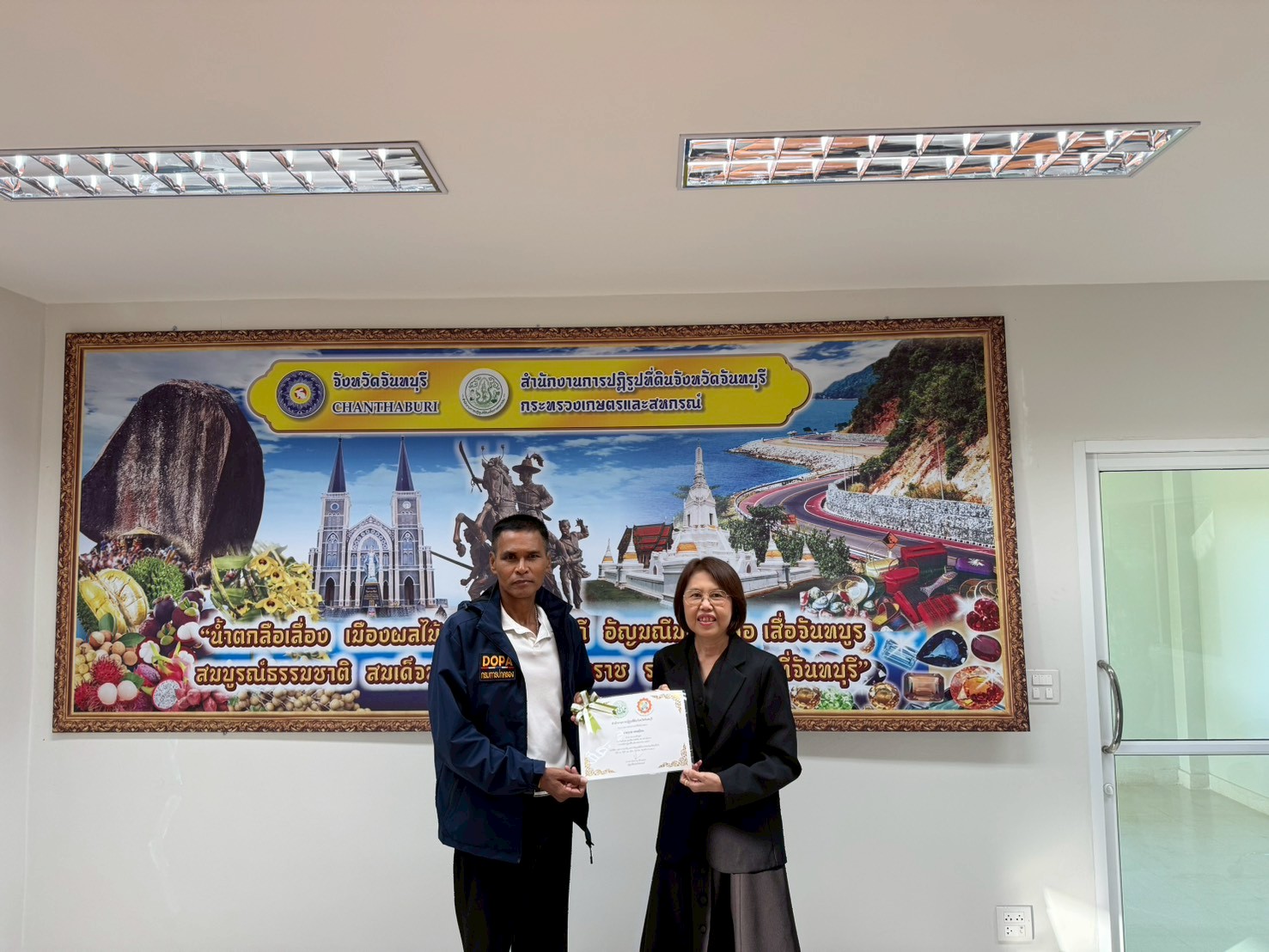 title - ส.ป.ก.จันทบุรี จัด﻿ฝึกอบรมโครงการพัฒนาผู้แทนเกษตรกร กิจกรรมพัฒนาผู้แทนเกษตรกรในเขตปฏิรูปที่ดิน ปีงบประมาณ พ.ศ. 2569 หลักสูตร การเพิ่มทักษะและเพิ่มประสิทธิภาพการดำเนินงานอาสาสมัครปฏิรูปที่ดินเพื่อเกษตรกรรม (อสปก.) โดยจัดฝึกอบรมผ่านทางระบบอิเล็กทรอนิกส์ โปรแกรม Zoom meeting 